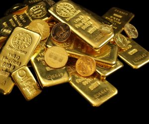 L’or n’est pas un simple graphique isolé : c’est un baromètre de la liquidité mondiale, du risque géopolitique et de la crédibilité monétaire. Après une hausse annuelle de 52 %, le métal a subi une correction tactique de 9 % en 72 heures après avoir gagné 19 % en octobre 2025, suivie d’un rebond de 4 %. Mais les piliers de fond restent solides : achats records des banques centrales (1 080 t en neuf mois, +28 % vs 2022), rendements réels négatifs (‑0,8 % à 10 ans) et dédollarisation (l’or représente déjà 18 % des réserves des émergents ; c’était 11 % en 2018). Ce rapport replace la conjoncture dans une trajectoire de long terme, détaille les moteurs structurels et tire des leçons d’épisodes historiques pour définir niveaux, scénarios et stratégie.