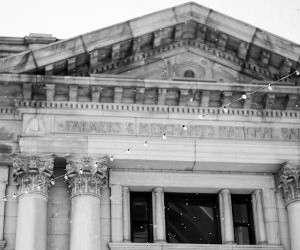 Les cryptomonnaies offrent un potentiel de rendement élevé et une plus grande liberté financière grâce à la décentralisation, opérant sur un marché ouvert 24h/24 et 7j/7. Cependant, elles constituent un investissement à haut risque en raison de leur extrême volatilité et de l'absence de réglementation. Les principaux risques incluent les pertes rapides et les failles de cybersécurité. La clé du succès réside dans le fait d'investir uniquement avec une stratégie claire et un capital qui ne compromet pas votre stabilité financière.