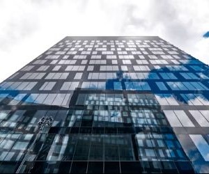 Le Forex offre la possibilité de profiter des fluctuations des devises mondiales sur un marché très liquide qui fonctionne 24 heures sur 24, mais c'est aussi un secteur à haut risque en raison de l'effet de levier, de la forte volatilité et de l'impact des actualités macroéconomiques ; la clé est de trader avec une stratégie claire, une gestion stricte des risques et uniquement avec un capital que vous pouvez vous permettre de perdre sans affecter votre stabilité financière.