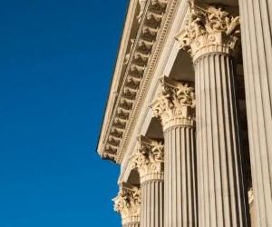 Les cryptomonnaies offrent un potentiel de rendement élevé et une plus grande liberté financière grâce à la décentralisation, opérant sur un marché ouvert 24h/24 et 7j/7. Cependant, elles constituent un investissement à haut risque en raison de leur extrême volatilité et de l'absence de réglementation. Les principaux risques incluent les pertes rapides et les failles de cybersécurité. La clé du succès réside dans le fait d'investir uniquement avec une stratégie claire et un capital qui ne compromet pas votre stabilité financière.