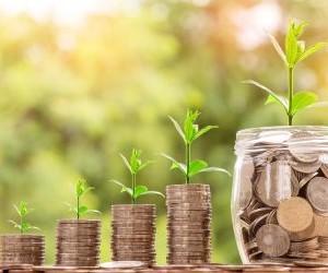 Les cryptomonnaies offrent un potentiel de rendement élevé et une plus grande liberté financière grâce à la décentralisation, opérant sur un marché ouvert 24h/24 et 7j/7. Cependant, elles constituent un investissement à haut risque en raison de leur extrême volatilité et de l'absence de réglementation. Les principaux risques incluent les pertes rapides et les failles de cybersécurité. La clé du succès réside dans le fait d'investir uniquement avec une stratégie claire et un capital qui ne compromet pas votre stabilité financière.