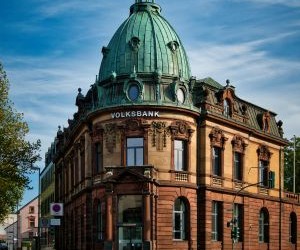 Les actions offrent un potentiel de croissance à long terme et de revenus de dividendes en investissant dans des entreprises qui créent de la valeur au fil du temps, mais elles comportent également un risque important en raison de la volatilité des marchés, des cycles économiques et des événements propres à chaque entreprise ; l'essentiel est d'investir avec une stratégie claire, une diversification appropriée et uniquement avec un capital qui ne compromettra pas votre stabilité financière.