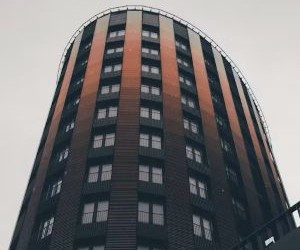 Le Forex offre la possibilité de profiter des fluctuations des devises mondiales sur un marché très liquide qui fonctionne 24 heures sur 24, mais c'est aussi un secteur à haut risque en raison de l'effet de levier, de la forte volatilité et de l'impact des actualités macroéconomiques ; la clé est de trader avec une stratégie claire, une gestion stricte des risques et uniquement avec un capital que vous pouvez vous permettre de perdre sans affecter votre stabilité financière.