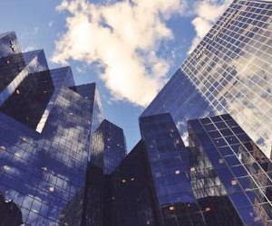 Les cryptomonnaies offrent un potentiel de rendement élevé et une plus grande liberté financière grâce à la décentralisation, opérant sur un marché ouvert 24h/24 et 7j/7. Cependant, elles constituent un investissement à haut risque en raison de leur extrême volatilité et de l'absence de réglementation. Les principaux risques incluent les pertes rapides et les failles de cybersécurité. La clé du succès réside dans le fait d'investir uniquement avec une stratégie claire et un capital qui ne compromet pas votre stabilité financière.