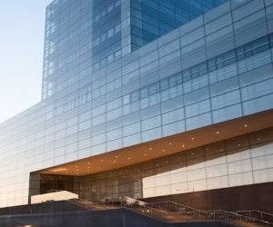 Les cryptomonnaies offrent un potentiel de rendement élevé et une plus grande liberté financière grâce à la décentralisation, opérant sur un marché ouvert 24h/24 et 7j/7. Cependant, elles constituent un investissement à haut risque en raison de leur extrême volatilité et de l'absence de réglementation. Les principaux risques incluent les pertes rapides et les failles de cybersécurité. La clé du succès réside dans le fait d'investir uniquement avec une stratégie claire et un capital qui ne compromet pas votre stabilité financière.