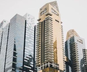 Les cryptomonnaies offrent un potentiel de rendement élevé et une plus grande liberté financière grâce à la décentralisation, opérant sur un marché ouvert 24h/24 et 7j/7. Cependant, elles constituent un investissement à haut risque en raison de leur extrême volatilité et de l'absence de réglementation. Les principaux risques incluent les pertes rapides et les failles de cybersécurité. La clé du succès réside dans le fait d'investir uniquement avec une stratégie claire et un capital qui ne compromet pas votre stabilité financière.