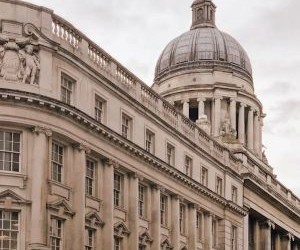 Les cryptomonnaies offrent un potentiel de rendement élevé et une plus grande liberté financière grâce à la décentralisation, opérant sur un marché ouvert 24h/24 et 7j/7. Cependant, elles constituent un investissement à haut risque en raison de leur extrême volatilité et de l'absence de réglementation. Les principaux risques incluent les pertes rapides et les failles de cybersécurité. La clé du succès réside dans le fait d'investir uniquement avec une stratégie claire et un capital qui ne compromet pas votre stabilité financière.