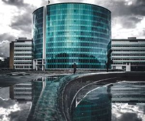 Le Forex offre la possibilité de profiter des fluctuations des devises mondiales sur un marché très liquide qui fonctionne 24 heures sur 24, mais c'est aussi un secteur à haut risque en raison de l'effet de levier, de la forte volatilité et de l'impact des actualités macroéconomiques ; la clé est de trader avec une stratégie claire, une gestion stricte des risques et uniquement avec un capital que vous pouvez vous permettre de perdre sans affecter votre stabilité financière.