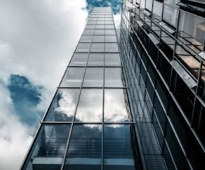 Les cryptomonnaies offrent un potentiel de rendement élevé et une plus grande liberté financière grâce à la décentralisation, opérant sur un marché ouvert 24h/24 et 7j/7. Cependant, elles constituent un investissement à haut risque en raison de leur extrême volatilité et de l'absence de réglementation. Les principaux risques incluent les pertes rapides et les failles de cybersécurité. La clé du succès réside dans le fait d'investir uniquement avec une stratégie claire et un capital qui ne compromet pas votre stabilité financière.