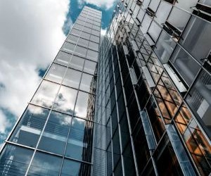 Les cryptomonnaies offrent un potentiel de rendement élevé et une plus grande liberté financière grâce à la décentralisation, opérant sur un marché ouvert 24h/24 et 7j/7. Cependant, elles constituent un investissement à haut risque en raison de leur extrême volatilité et de l'absence de réglementation. Les principaux risques incluent les pertes rapides et les failles de cybersécurité. La clé du succès réside dans le fait d'investir uniquement avec une stratégie claire et un capital qui ne compromet pas votre stabilité financière.