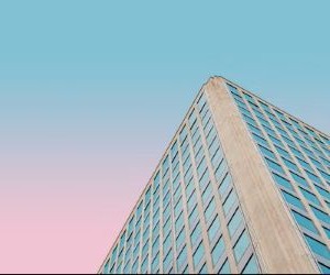 Les cryptomonnaies offrent un potentiel de rendement élevé et une plus grande liberté financière grâce à la décentralisation, opérant sur un marché ouvert 24h/24 et 7j/7. Cependant, elles constituent un investissement à haut risque en raison de leur extrême volatilité et de l'absence de réglementation. Les principaux risques incluent les pertes rapides et les failles de cybersécurité. La clé du succès réside dans le fait d'investir uniquement avec une stratégie claire et un capital qui ne compromet pas votre stabilité financière.