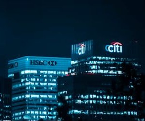 Le Forex offre la possibilité de profiter des fluctuations des devises mondiales sur un marché très liquide qui fonctionne 24 heures sur 24, mais c'est aussi un secteur à haut risque en raison de l'effet de levier, de la forte volatilité et de l'impact des actualités macroéconomiques ; la clé est de trader avec une stratégie claire, une gestion stricte des risques et uniquement avec un capital que vous pouvez vous permettre de perdre sans affecter votre stabilité financière.