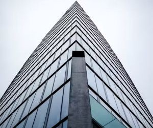 Le Forex offre la possibilité de profiter des fluctuations des devises mondiales sur un marché très liquide qui fonctionne 24 heures sur 24, mais c'est aussi un secteur à haut risque en raison de l'effet de levier, de la forte volatilité et de l'impact des actualités macroéconomiques ; la clé est de trader avec une stratégie claire, une gestion stricte des risques et uniquement avec un capital que vous pouvez vous permettre de perdre sans affecter votre stabilité financière.