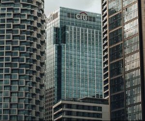 Le Forex offre la possibilité de profiter des fluctuations des devises mondiales sur un marché très liquide qui fonctionne 24 heures sur 24, mais c'est aussi un secteur à haut risque en raison de l'effet de levier, de la forte volatilité et de l'impact des actualités macroéconomiques ; la clé est de trader avec une stratégie claire, une gestion stricte des risques et uniquement avec un capital que vous pouvez vous permettre de perdre sans affecter votre stabilité financière.