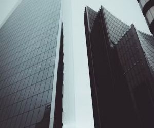 Les actions offrent un potentiel de croissance à long terme et de revenus de dividendes en investissant dans des entreprises qui créent de la valeur au fil du temps, mais elles comportent également un risque important en raison de la volatilité des marchés, des cycles économiques et des événements propres à chaque entreprise ; l'essentiel est d'investir avec une stratégie claire, une diversification appropriée et uniquement avec un capital qui ne compromettra pas votre stabilité financière.