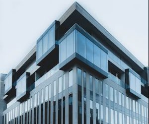 Les cryptomonnaies offrent un potentiel de rendement élevé et une plus grande liberté financière grâce à la décentralisation, opérant sur un marché ouvert 24h/24 et 7j/7. Cependant, elles constituent un investissement à haut risque en raison de leur extrême volatilité et de l'absence de réglementation. Les principaux risques incluent les pertes rapides et les failles de cybersécurité. La clé du succès réside dans le fait d'investir uniquement avec une stratégie claire et un capital qui ne compromet pas votre stabilité financière.