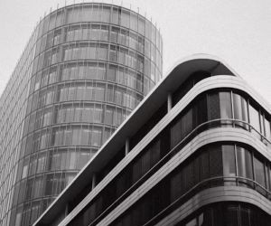 Les cryptomonnaies offrent un potentiel de rendement élevé et une plus grande liberté financière grâce à la décentralisation, opérant sur un marché ouvert 24h/24 et 7j/7. Cependant, elles constituent un investissement à haut risque en raison de leur extrême volatilité et de l'absence de réglementation. Les principaux risques incluent les pertes rapides et les failles de cybersécurité. La clé du succès réside dans le fait d'investir uniquement avec une stratégie claire et un capital qui ne compromet pas votre stabilité financière.