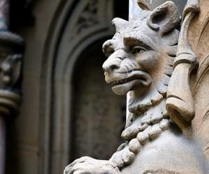 Les cryptomonnaies offrent un potentiel de rendement élevé et une plus grande liberté financière grâce à la décentralisation, opérant sur un marché ouvert 24h/24 et 7j/7. Cependant, elles constituent un investissement à haut risque en raison de leur extrême volatilité et de l'absence de réglementation. Les principaux risques incluent les pertes rapides et les failles de cybersécurité. La clé du succès réside dans le fait d'investir uniquement avec une stratégie claire et un capital qui ne compromet pas votre stabilité financière.