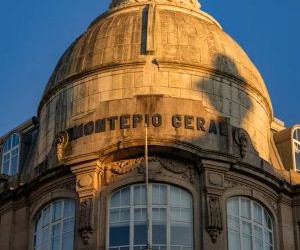 Le Forex offre la possibilité de profiter des fluctuations des devises mondiales sur un marché très liquide qui fonctionne 24 heures sur 24, mais c'est aussi un secteur à haut risque en raison de l'effet de levier, de la forte volatilité et de l'impact des actualités macroéconomiques ; la clé est de trader avec une stratégie claire, une gestion stricte des risques et uniquement avec un capital que vous pouvez vous permettre de perdre sans affecter votre stabilité financière.