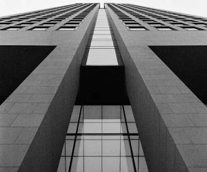 Les matières premières telles que l'or, le pétrole, les produits agricoles et les métaux industriels offrent des possibilités de diversification de portefeuille et de protection contre l'inflation, mais ce sont également des actifs à haut risque en raison de la volatilité des prix, des tensions géopolitiques et des chocs de l'offre et de la demande ; l'essentiel est d'investir avec une stratégie claire, une compréhension des facteurs sous-jacents du marché et uniquement avec un capital qui ne compromet pas votre stabilité financière.