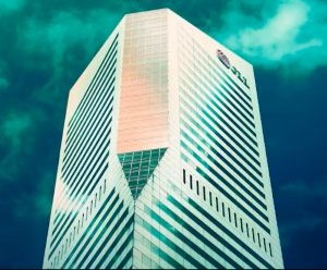 Les investissements vous permettent d'accroître votre patrimoine au fil du temps en faisant fructifier votre argent dans des actifs tels que les actions, les obligations, les fonds, l'immobilier et bien plus encore, mais ils comportent toujours des risques, notamment la volatilité des marchés, le risque de perte en capital et l'érosion des rendements par l'inflation ; l'essentiel est d'investir avec une stratégie claire, une diversification appropriée et uniquement avec un capital qui ne compromet pas votre stabilité financière.