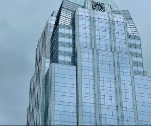 Le Forex offre la possibilité de profiter des fluctuations des devises mondiales sur un marché très liquide qui fonctionne 24 heures sur 24, mais c'est aussi un secteur à haut risque en raison de l'effet de levier, de la forte volatilité et de l'impact des actualités macroéconomiques ; la clé est de trader avec une stratégie claire, une gestion stricte des risques et uniquement avec un capital que vous pouvez vous permettre de perdre sans affecter votre stabilité financière.