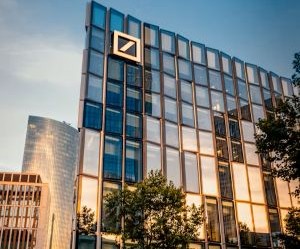 Les cryptomonnaies offrent un potentiel de rendement élevé et une plus grande liberté financière grâce à la décentralisation, opérant sur un marché ouvert 24h/24 et 7j/7. Cependant, elles constituent un investissement à haut risque en raison de leur extrême volatilité et de l'absence de réglementation. Les principaux risques incluent les pertes rapides et les failles de cybersécurité. La clé du succès réside dans le fait d'investir uniquement avec une stratégie claire et un capital qui ne compromet pas votre stabilité financière.