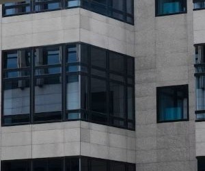 Les cryptomonnaies offrent un potentiel de rendement élevé et une plus grande liberté financière grâce à la décentralisation, opérant sur un marché ouvert 24h/24 et 7j/7. Cependant, elles constituent un investissement à haut risque en raison de leur extrême volatilité et de l'absence de réglementation. Les principaux risques incluent les pertes rapides et les failles de cybersécurité. La clé du succès réside dans le fait d'investir uniquement avec une stratégie claire et un capital qui ne compromet pas votre stabilité financière.