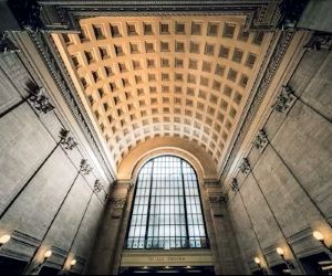 Les investissements vous permettent d'accroître votre patrimoine au fil du temps en faisant fructifier votre argent dans des actifs tels que les actions, les obligations, les fonds, l'immobilier et bien plus encore, mais ils comportent toujours des risques, notamment la volatilité des marchés, le risque de perte en capital et l'érosion des rendements par l'inflation ; l'essentiel est d'investir avec une stratégie claire, une diversification appropriée et uniquement avec un capital qui ne compromet pas votre stabilité financière.